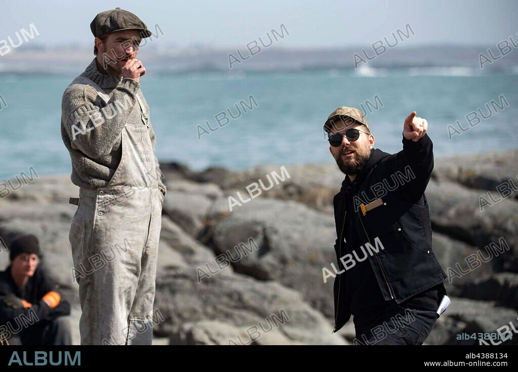 ROBERT EGGERS and ROBERT PATTINSON in THE LIGHTHOUSE, 2019, directed by ROBERT EGGERS. Copyright NEW REGENCY PICTURES.