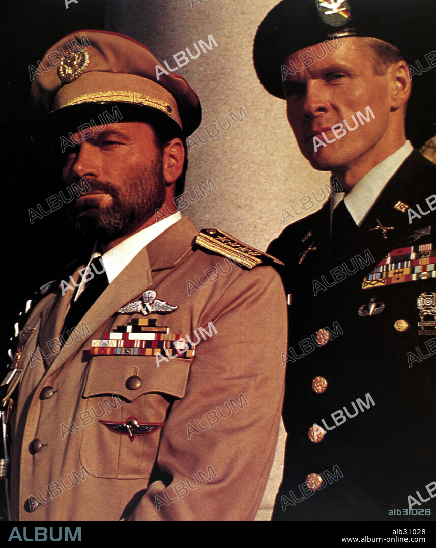 FRANCO NERO and REGINALD VELJOHNSON in DIE HARD 2, 1990, directed by RENNY HARLIN. Copyright 20TH CENTURY FOX.
