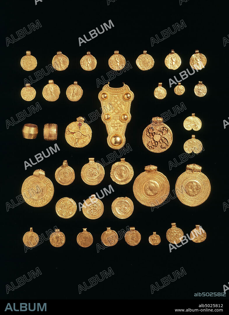 Wearing coin, consisting of a bracteat showing the bust of a barbarian monarch, and face, enclosed in a pearl rim, which is encased in a wide golden rim, the front of which is covered with filigree, bractate, round pendant, metal, gold, 3 x 2,6 cm, 3,5 gram, vmeb 575-600, Netherlands, Friesland, Littenseradiel, Wieuwerd, terp Bessens.