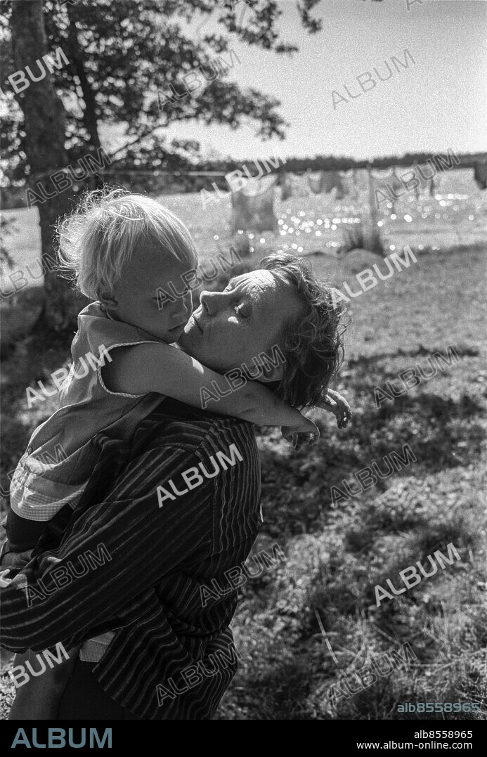 FURUSUND 1965-08-10. *For Your FIles*. Astrid Lindgren with some of her grand children near her summer house in Furusund in the archipelago of Stockholm, Sweden, 1965. Photo Ulf Strahleus / SVT code 5600.