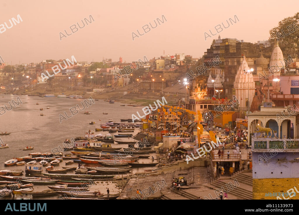 Man Mandir Ghat, Varanasi, Uttar Pradesh, India, Asia.