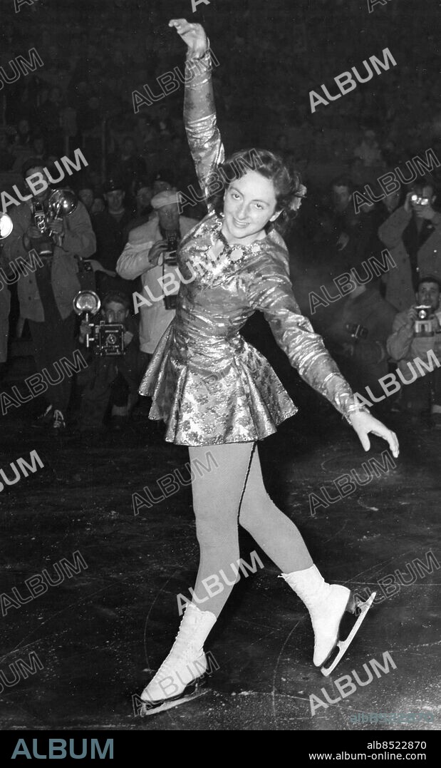 NORGE OSLO 1952-02-21.. Jeanette Altwegg, 21-årig brittisk konståkare, som tog guld vid de olympiska vinterspelen 1952. Hon vann före Tenley Albright (USA) och Jacqueline du Bief (Frankrike).. Foto: J. Waldorf / International News Photos / AB Text & Bilder / SVT / Kod: 5600. Mapp: Vinter-O.S: i Oslo 1952: Konståkning I:283o. Konståkning Balans Skridskor.