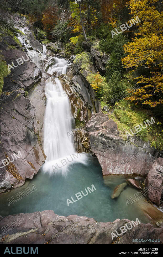 cascada en el rio Cinca, valle de Pineta, parque nacional de Ordesa y Monte Perdido, Provincia de Huesca, Comunidad Autónoma de Aragón, cordillera de los Pirineos, Spain, europe.