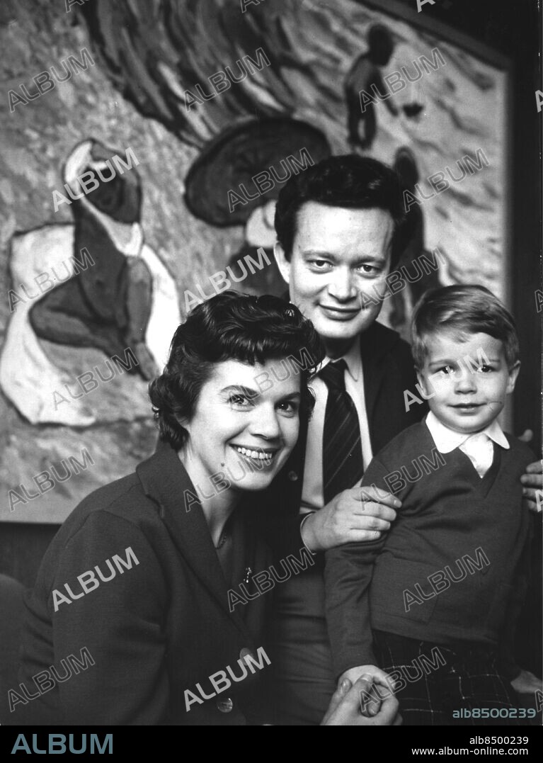 Skådespelaren Ernst-Hugo Järegård 1961. Med hustru fru Karin Nordström och sonen Johannes i hemmet i Göteborg. (c) Sydsvenskan / IBL Bildbyrå.