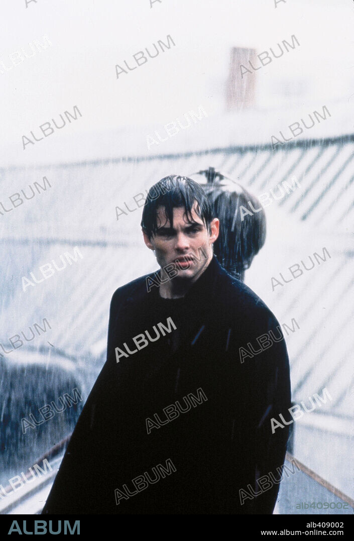 JAMES MARSDEN in GOSSIP, 2000, directed by DAVIS GUGGENHEIM. Copyright WARNER BROS. PICTURES.