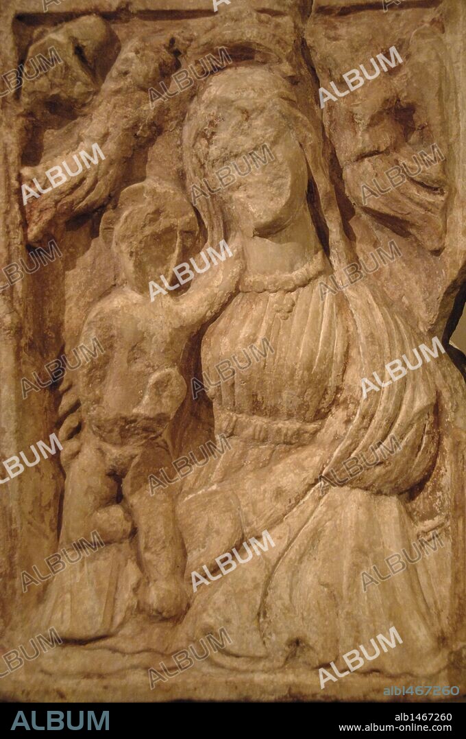ARTE BIZANTINO. GRECIA. VIRGEN DEXIOKRATOUSA en piedra. Sostiene al NIÑO con su mano derecha. Datada hacia el año 1435. Museo de la Fortaleza Vieja. Corfú. Isla de Corfú. Islas Jónicas.