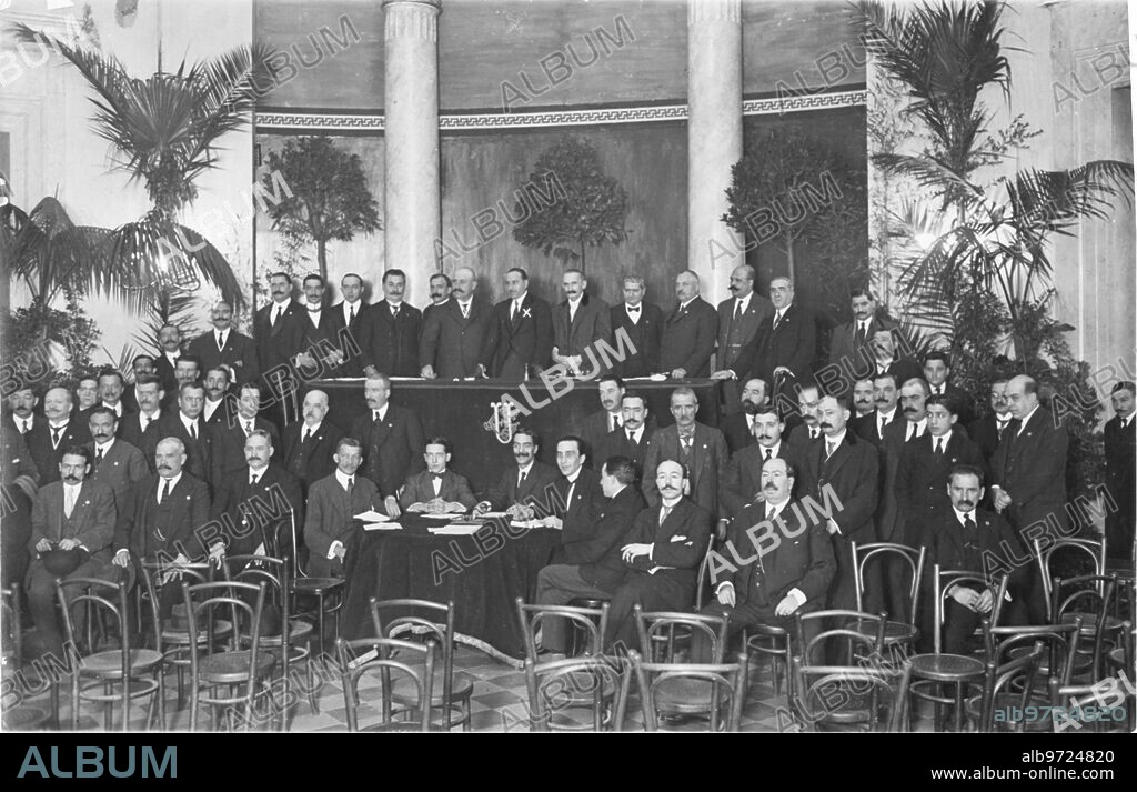 Diciembre 1916. Asamblea de la industria de hospedaje en Barcelona. El Alcalde, Marqués de Olerdola (X), Presidiendo la sesión inaugural.
