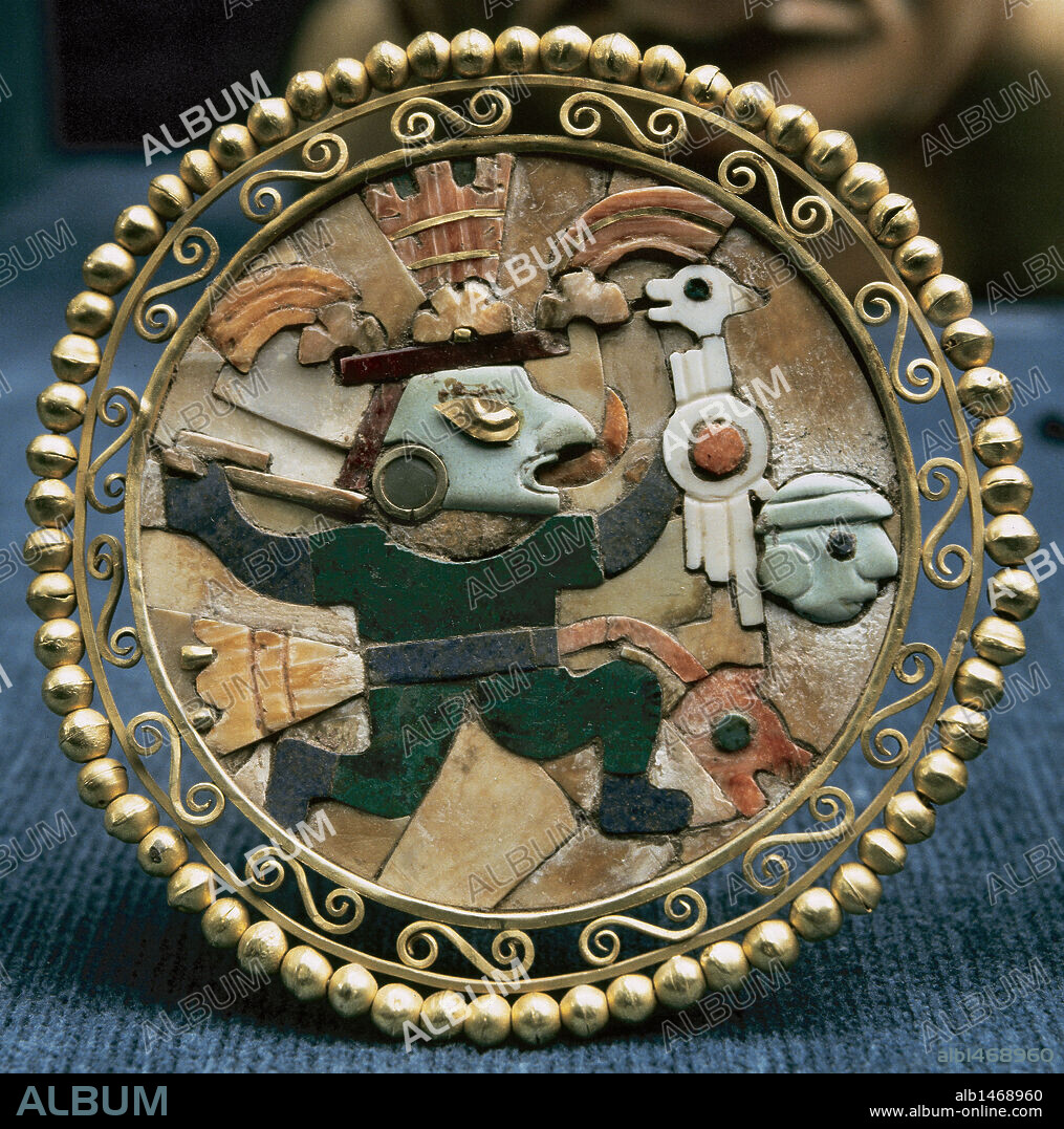 ARTE PRECOLOMBINO. PERU. CIVILIZACION ANDINA. CULTURA MOCHE O MOCHICA (100 aC-800). 'OREJERAS MIXTAS' con la representación de un guerrero. Museo de Oro del Perú. Lima.