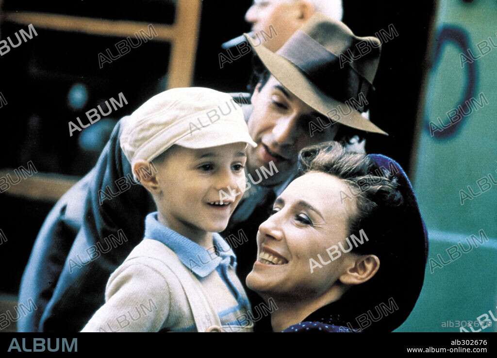 GIORGIO CANTARINI, NICOLETTA BRASCHI und ROBERTO BENIGNI in LA VITA È BELLA, 1997, unter der Regie von ROBERTO BENIGNI. Copyright MIRAMAX / STRIZZI, SERGIO.