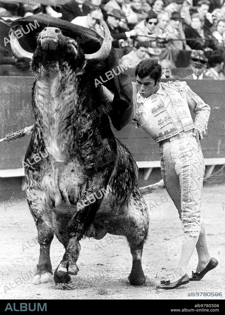 1971. Pass from Paquirri's chest to a copy of Mrs. María Teresa Oliveira. SPOUT. Photographer c/ Capitán Meca,2. Alicante.