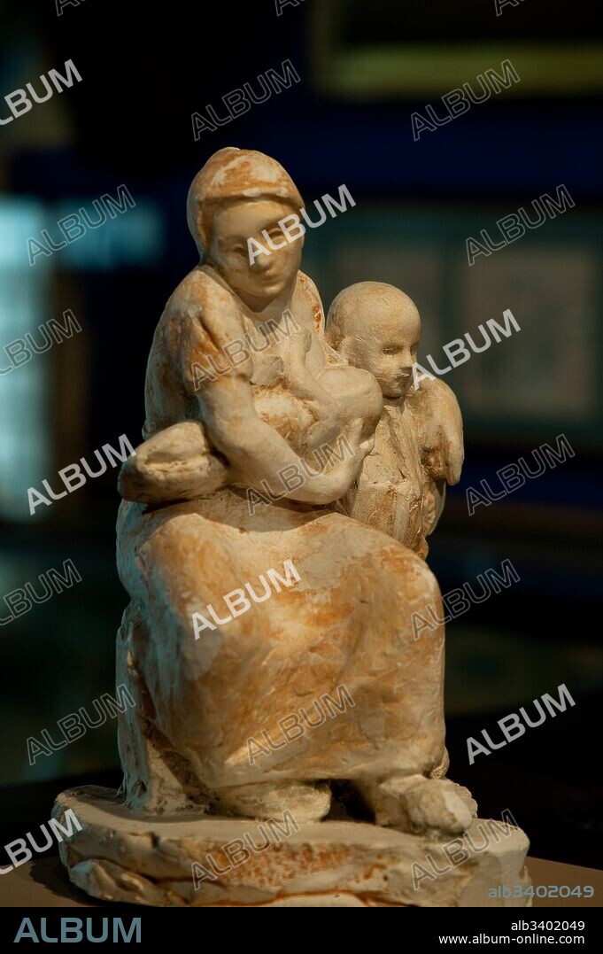 MANUEL HUGUÉ. Manolo Hugué / "Maternidad" (detalle), c. 1897-1900, Escultura (yeso pintado), 27,5 x 18 x 18,5 cm.