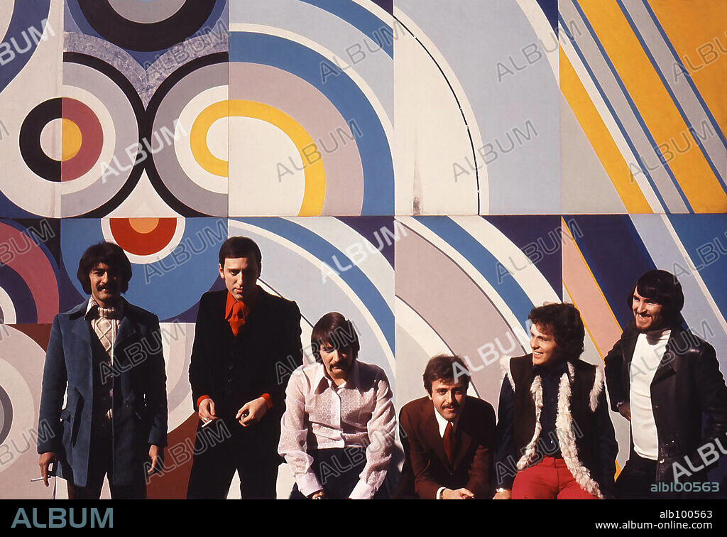 Los Pekenikes es un grupo musical surgido en Madrid el año 1959 y liderado por los hermanos Alfonso y Lucas Sainz. 6.