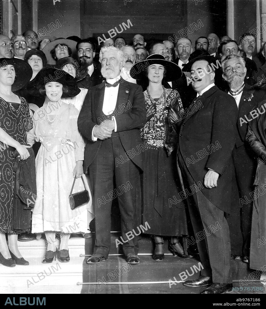 4 septiembre 1922. Madrid. En el Ayuntamiento.
El alcalde señor Conde del valle Suchil (X) acompañado de los Concejales Despidiendo A los Miembros del congreso internacional de Odontologia que Asistieron A la Recepcion Celebrada en su Honor.