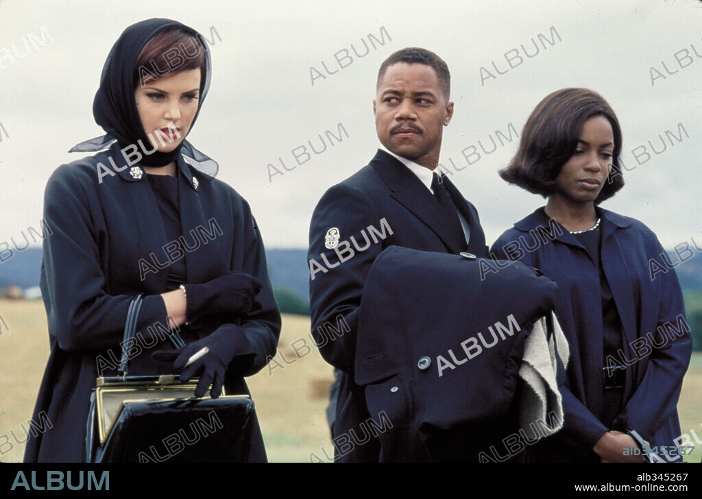 AUNJANUE ELLIS, CHARLIZE THERON and CUBA GOODING JR. in MEN OF HONOR, 2000, directed by GEORGE TILLMAN JR.. Copyright 20TH CENTURY FOX / CAZIER, MATTHEW.