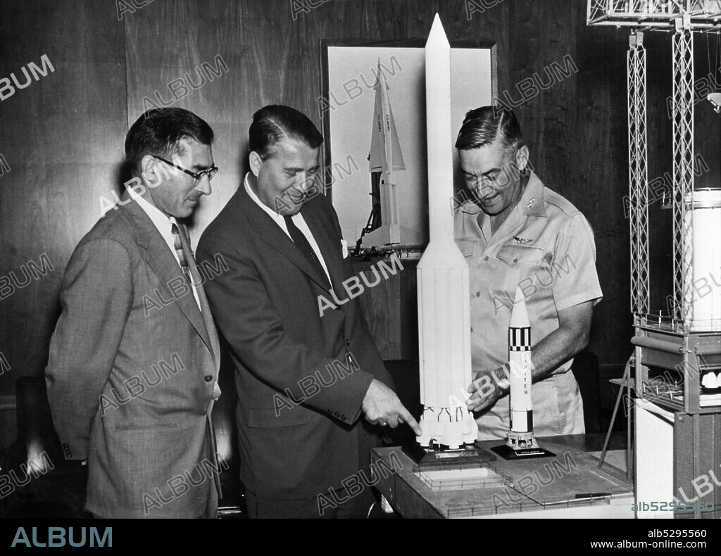 Wernher von Braun (1912-1977), ingeniero y mecánico aeroespacial estadounidense de origen alemán, ante una maqueta del fuselaje del cohete Saturno.