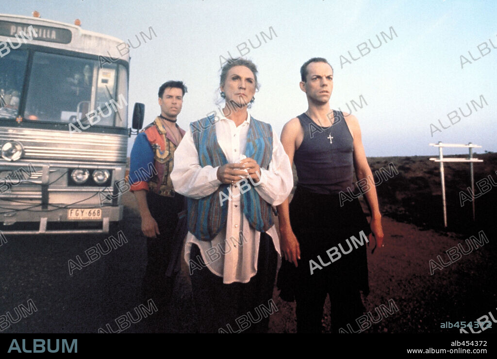 GUY PEARCE, HUGO WEAVING and TERENCE STAMP in ADVENTURES OF PRISCILLA, QUEEN OF THE DESERT, THE, 1994, directed by STEPHAN ELLIOTT. Copyright POLYGRAM.