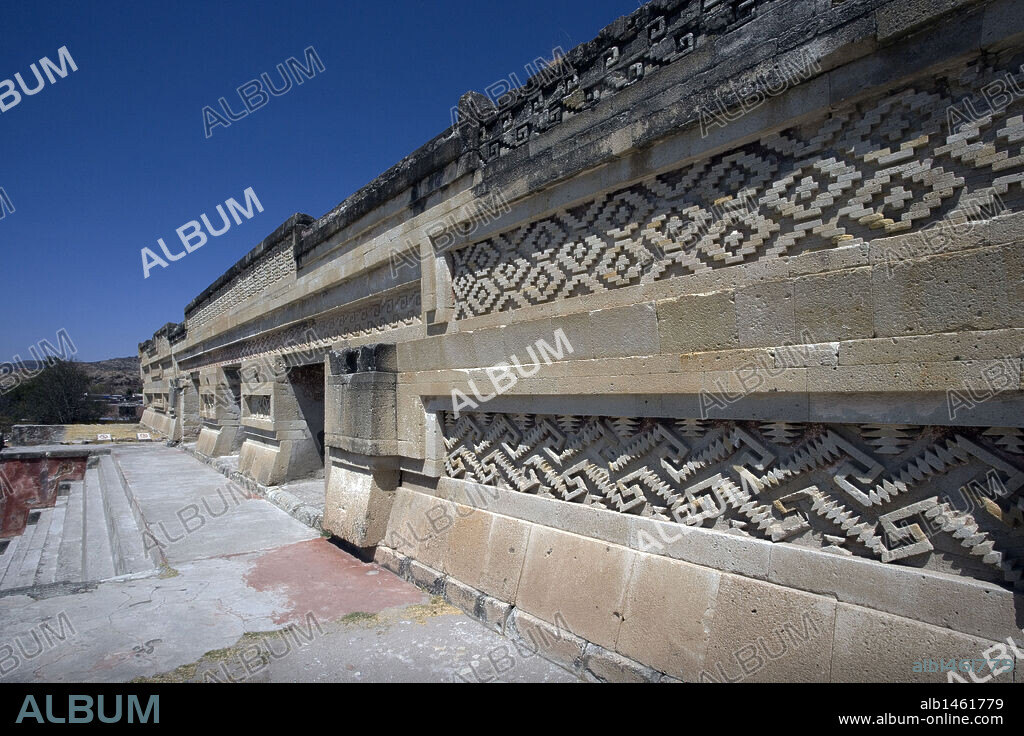 ARTE PRECOLOMBINO. MIXTECA. MITLA. Antiguo centro ceremonial mixteca-zapoteca constituido por cinco agrupaciones denominadas de Las Columnas del Arroyo, del Curato, del Sur y de los Adobes. Vista parcial. Estado de Oaxaca. México.
