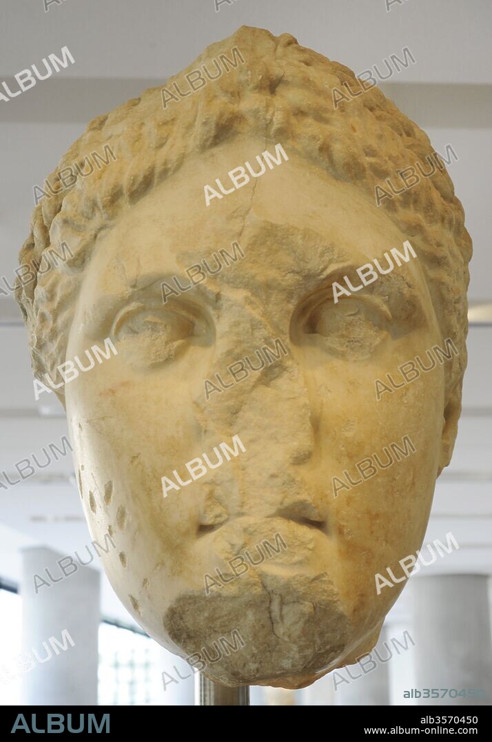 Cabeza de culto de Artemisa de Brauronia. Obra del escultor clásico del siglo IV a. C,. Praxíteles. Erigida en el Santuario de Artemisa de Brauronia en la Acrópolis de Atenas. Hacia el 330 AC. Museo de la Acrópolis (Acropolis Museum). Atenas. Grecia.