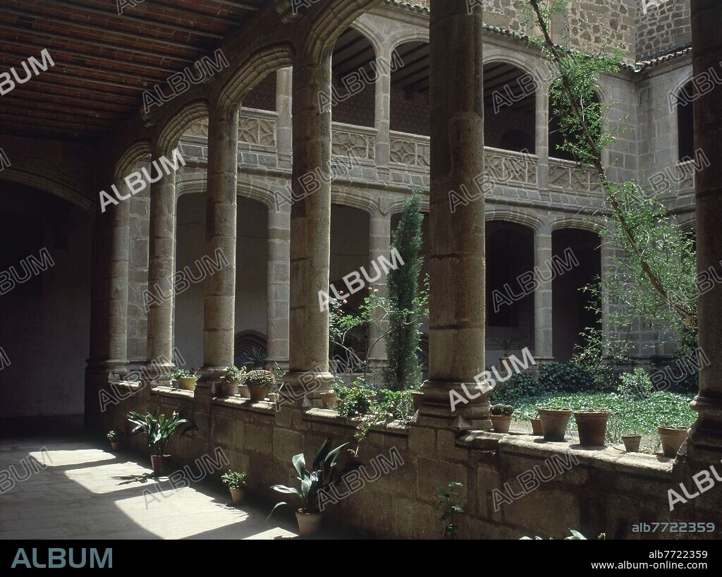 CLAUSTRO DEL CONVENTO DE SANTO DOMINGO DE PLASENCIA CONSTRUCCION ISABELINA CONVERTIDO EN PARADOR NACIONAL.