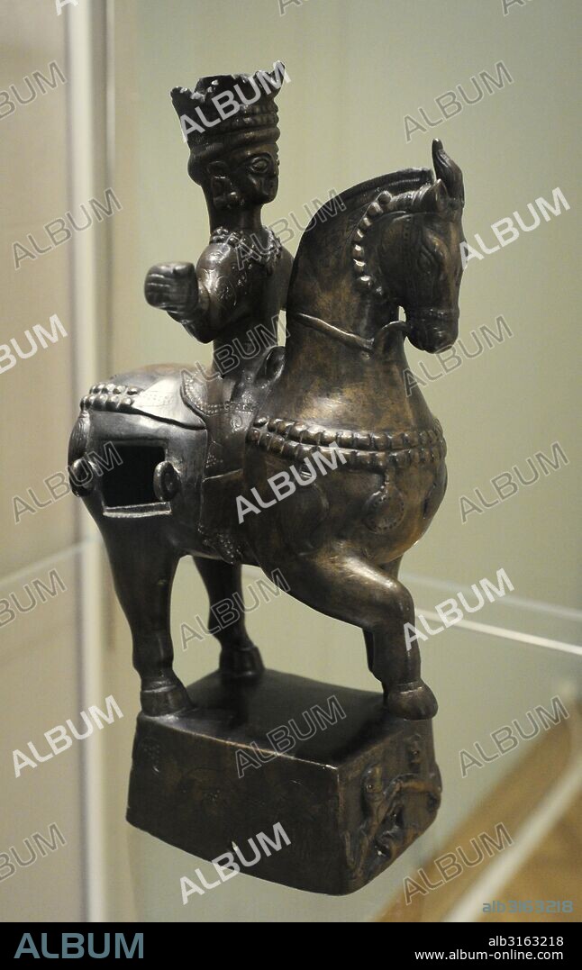 Cosroes II, también llamado Parviz, el Victorioso. Emperador sasánida que gobernó de 590-628. Incensario en forma de Cosroes II, montado a caballo. Bronce, fundición. Irán. Siglos VII-VIII. Museo del Hermitage (The State Hermitage Museum). San Petersburgo. Rusia.