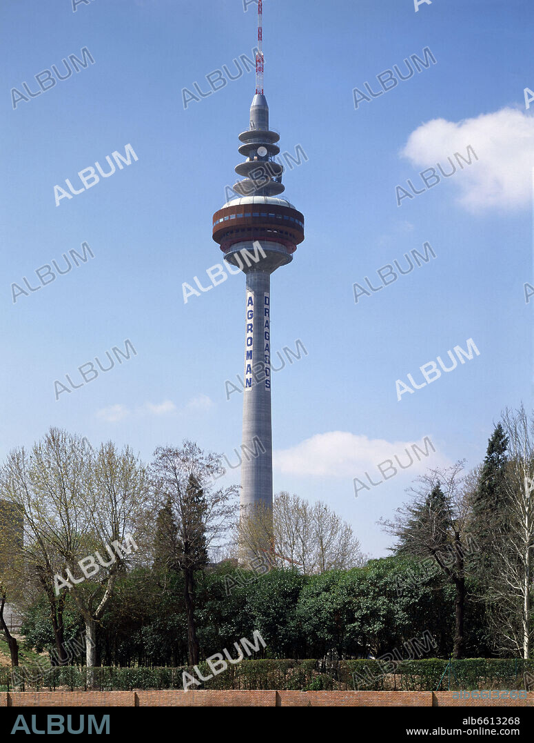 EMILIO FERNANDEZ MARTINEZ DE VELASCO. TORRE DE COMUNICACIONES TORRESPAÑA (EL PIRULI) - FOTO AÑOS 80.