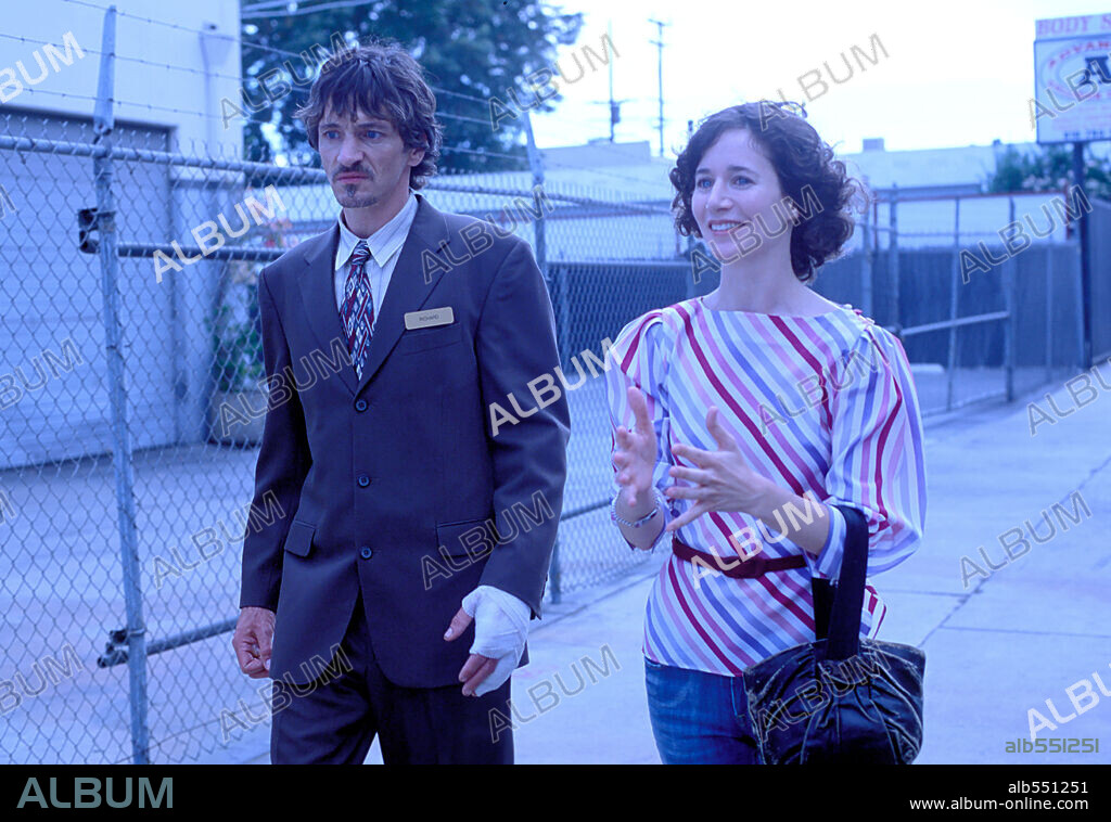 JOHN HAWKES and MIRANDA JULY in ME AND YOU AND EVERYONE WE KNOW, 2005, directed by MIRANDA JULY. Copyright IFC FILMS / SUDROW, PHOEBE.