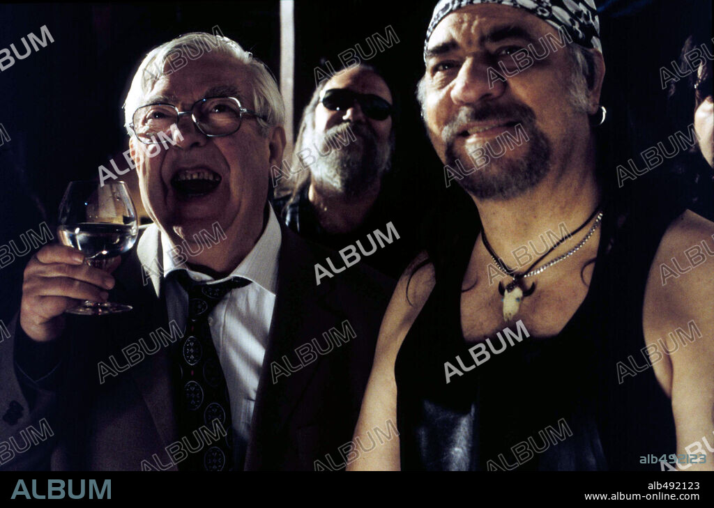 JOSE LUIS COLL y MANOLO DE VEGA en ISI / DISI: AMOR A LO BESTIA, 2004, dirigida por CHEMA DE LA PEÑA. Copyright LOLAFILMS/MTV FILMS EUROPE/INTUITION FILMS.