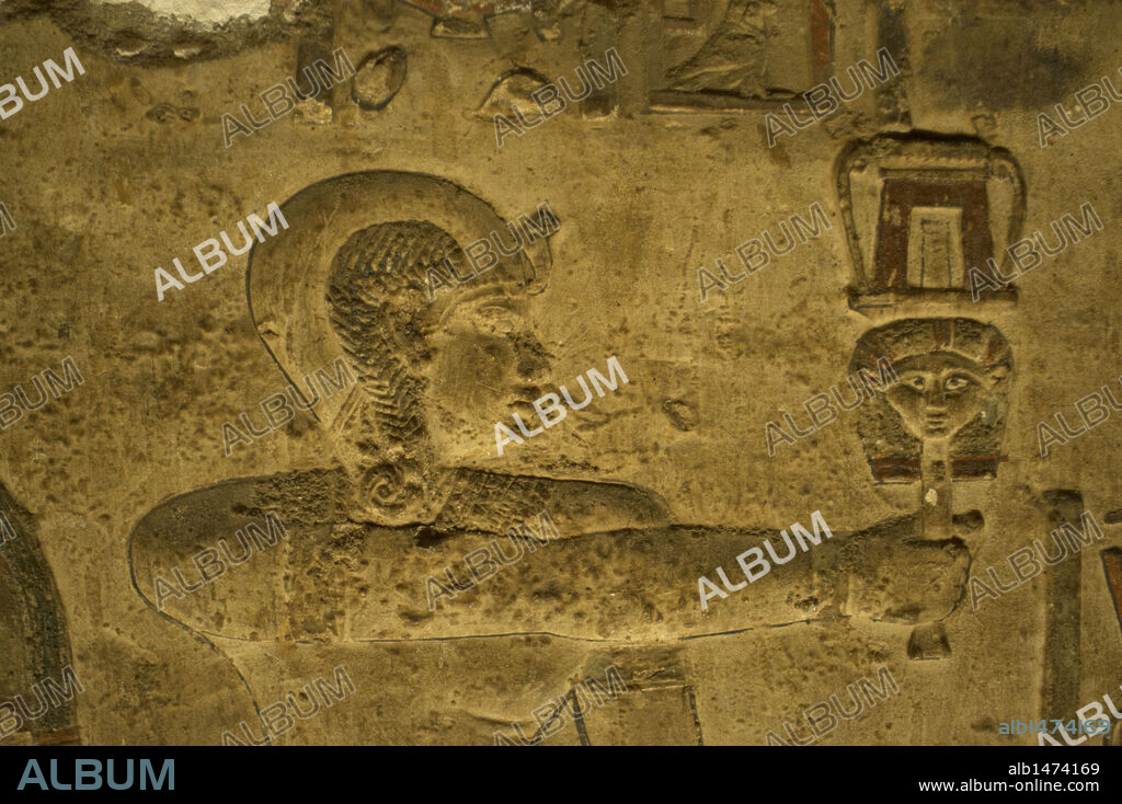 ARTE EGIPCIO. EGIPTO. IHY, dios de la música portando un SISTRO (instrumento musical del antiguo Egipto). Relieves del TEMPLO DE HATHOR. DENDERA. Norte de Africa.