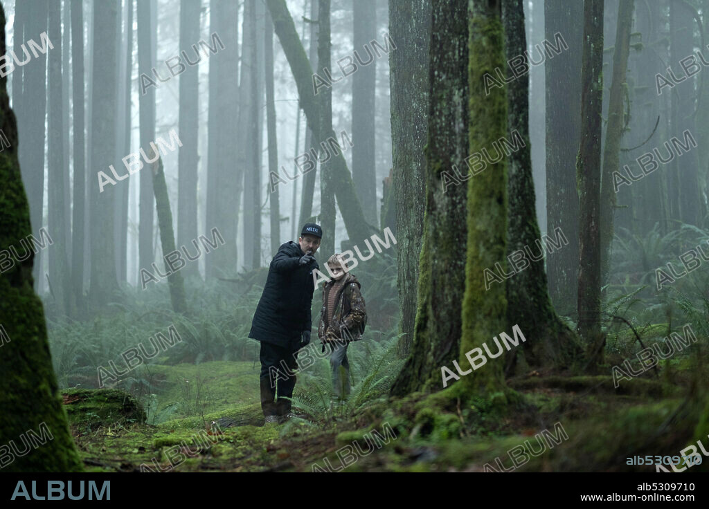 JEREMY T. THOMAS y SCOTT COOPER en ANTLERS: CRIATURA OSCURA, 2021 (ANTLERS), dirigida por SCOTT COOPER. Copyright FOX SEARCHLIGHT PICTURES.