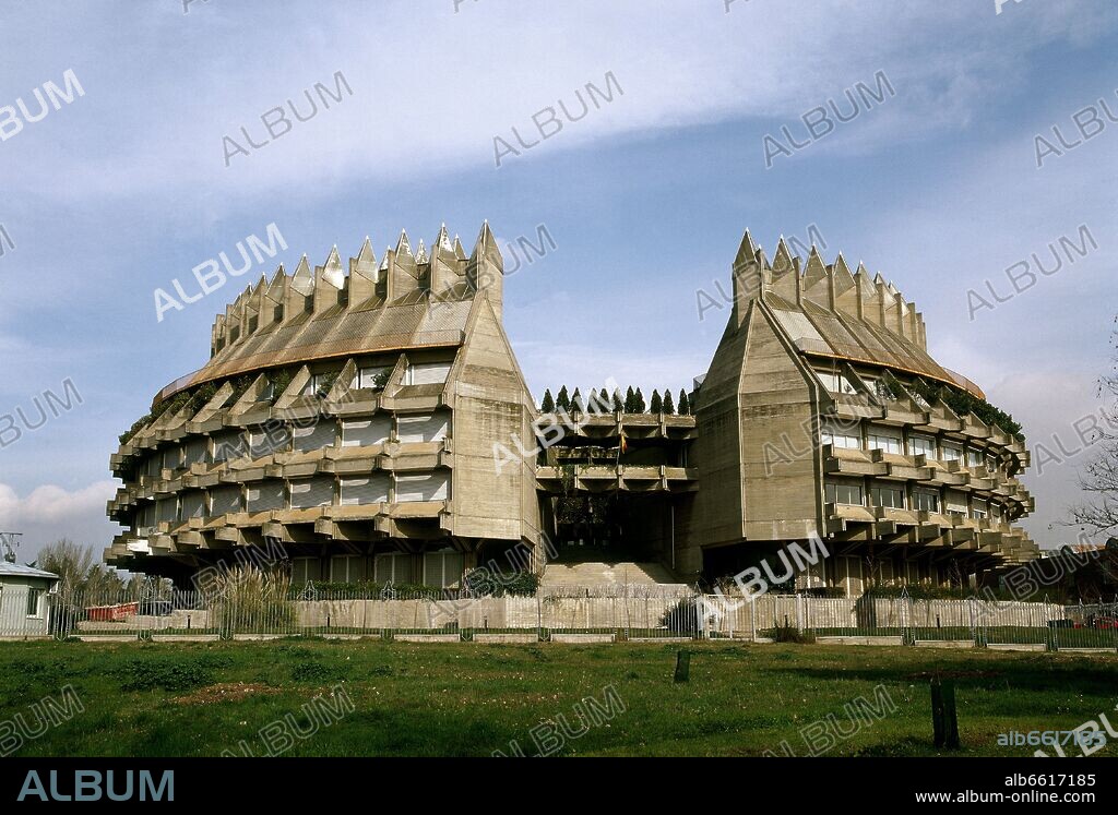 HIGUERAS FERNANDO / MIRO ANTONIO. EXTERIOR - EDIFICIO TAMBIEN CONOCIDO COMO LA CORONA DE ESPINAS - 1968.