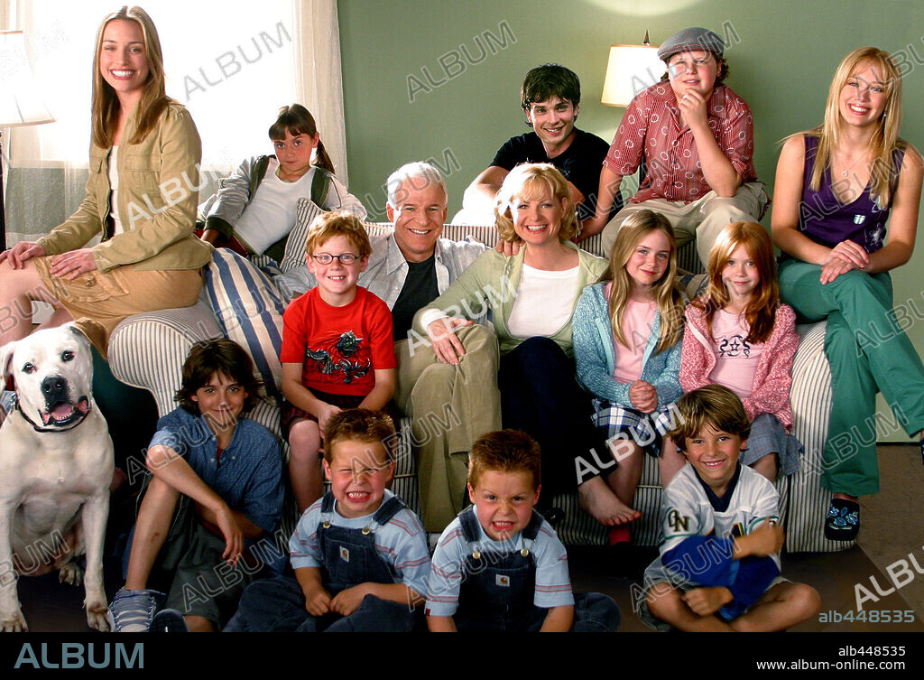 HILARY DUFF, BONNIE HUNT, BRENT KINSMAN, SHANE KINSMAN, FORREST LANDIS, STEVE MARTIN, LILIANA MUMY, PIPER PERABO, KEVIN SCHMIDT, JACOB SMITH, ALYSON STONER, TOM WELLING, BLAKE WOODRUFF und MORGAN YORK. ALYSON STONER, BLAKE WOODRUFF, BONNIE HUNT, BRENT KINSMAN, FORREST LANDIS, HILARY DUFF, JACOB SMITH, KEVIN G. SCHMIDT, LILIANA MUMY, MORGAN YORK, PIPER PERABO, SHANE KINSMAN, STEVE MARTIN und TOM WELLING in CHEAPER BY THE DOZEN, 2003, unter der Regie von SHAWN LEVY. Copyright TM 20 TH CENTURY FOX / FELLMAN, MARK.