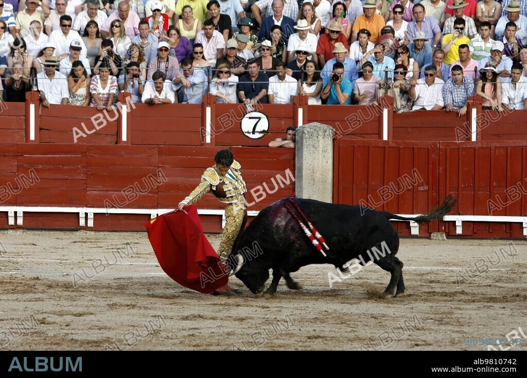 Toledo 14-06-09 Corrida de Toros a beneficio de la Lesión Medular. En la imagen, José Tomás en su primer toro de la tarde. foto Ana Pérez Herrera.