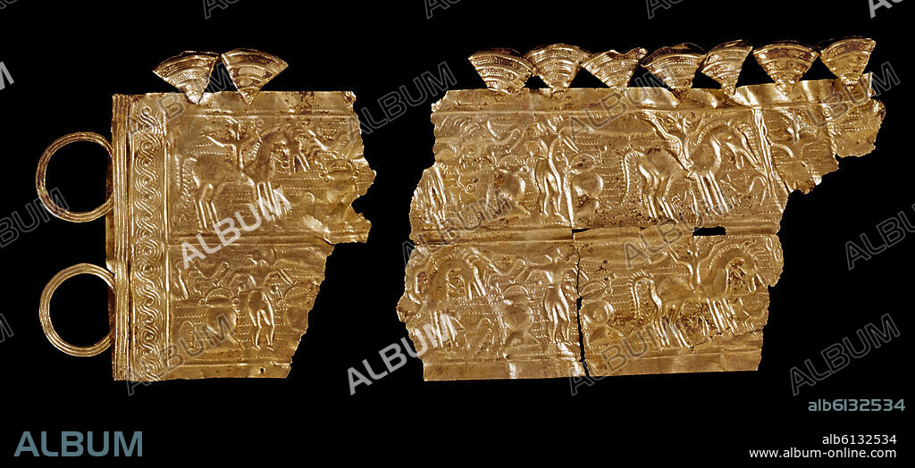 FRAGMENTOS DE DIADEMA DE ORO REPUJADO PROCEDENTE DE RIBADEO (LUGO) - SIGLOS III/I AC.