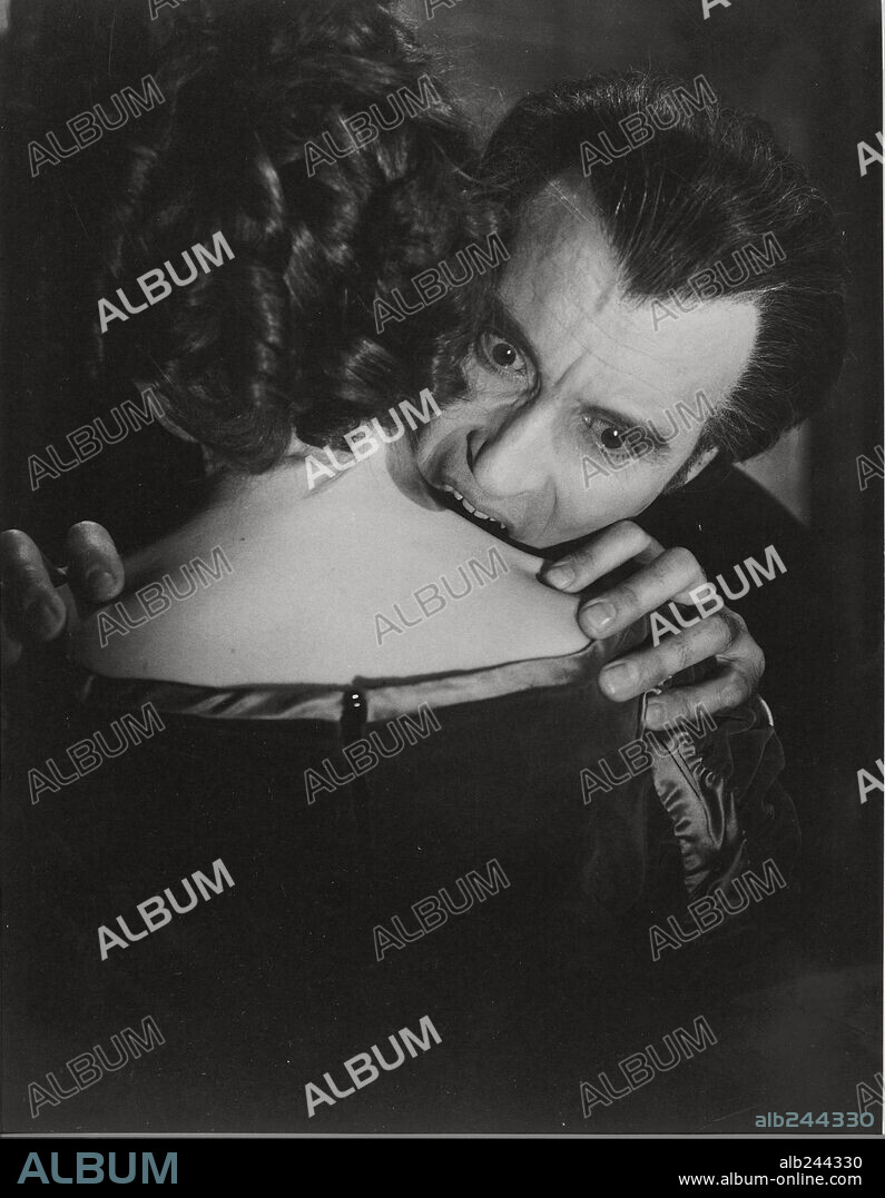 CHRISTOPHER LEE en EL PODER DE LA SANGRE DE DRÁCULA, 1970 (TASTE THE BLOOD OF DRACULA).