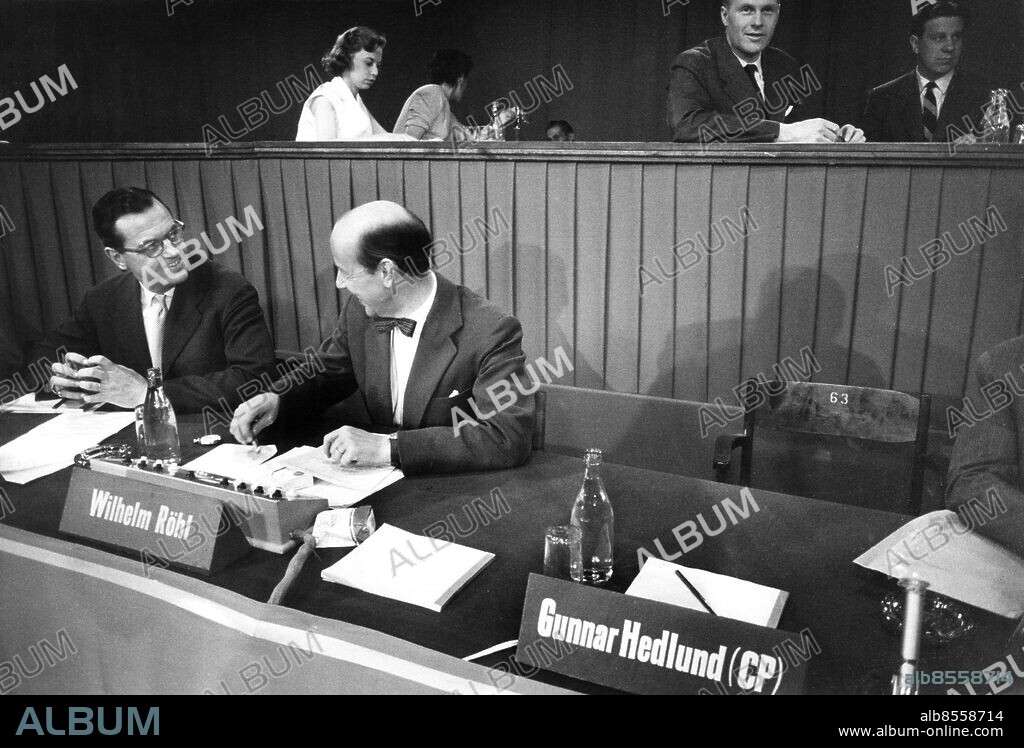 STOCKHOLM 1958-05-30.. UPP TILL VAL. Slutdebatt i TV inför andrakammarens nyval.. Sänt första gången 1958-05-30.. Här ses bl.a., i främre raden fr v, Olof Rydbeck, radiochef, och Wilhelm Röhl, programledare.. Foto: Ulf Stråhle / RiR / SVT / Kod: 5600. RiR 14500 sv/v . Mapp: TV-Diverse program Valdebatter 1958 L22. Debatter Riksdagsval.