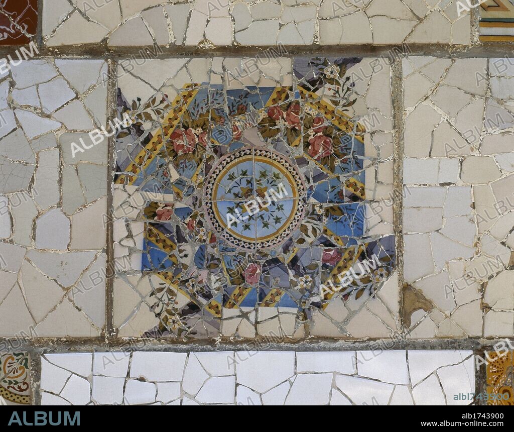 ARTE S. XIX. MODERNISMO. GAUDI, Antoni (1852-1926). PARK GÜELL (1900-1914). Detalle del "trencadís" de cerámica que decora la escalera de acceso al parque. Realizado en colaboración con Josep María Jujol (1879-1949). BARCELONA. Cataluña.