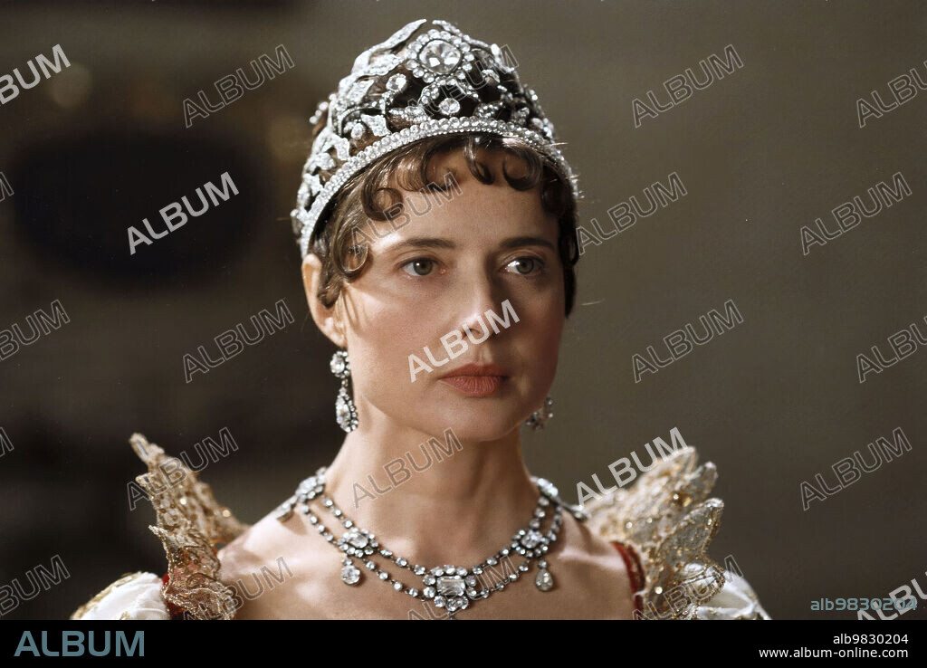 ISABELLA ROSSELLINI en NAPOLÉON, 2002, dirigida por YVES SIMONEAU. Copyright A+E Networks.