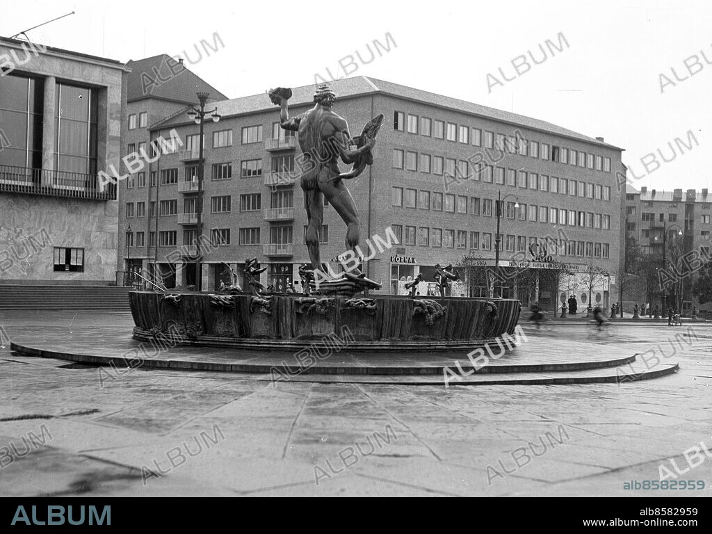Göteborg 1936-10-22 - Götaplatsen med Poseidon och biografen Göta - där visar man filmen Flottan dansar med Fred Astaire och Ginger Rogers - *** Local Caption *** GT Låda Krep 2013-09. KAMERAREPORTAGE.