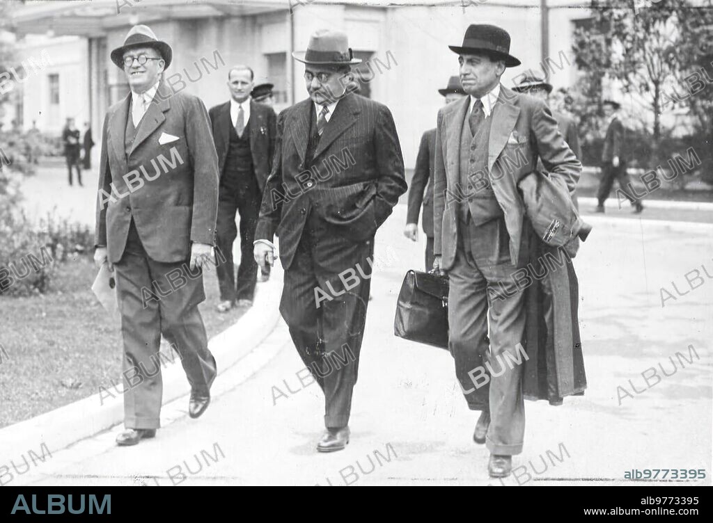 3 septiembre 1936. Largo caballero Camina junto A uno de los Presidentes de la segunda República, Juan Negrín.