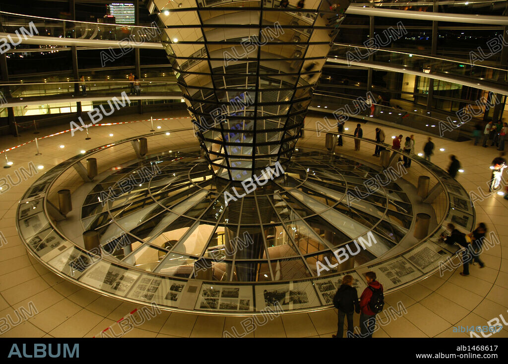 ARTE S. XX. ALEMANIA. REICHSTAG. Sede del Parlamento alemán. Interior de la CUPULA diseñada por el arquitecto inglés Norman Foster. Berlín.