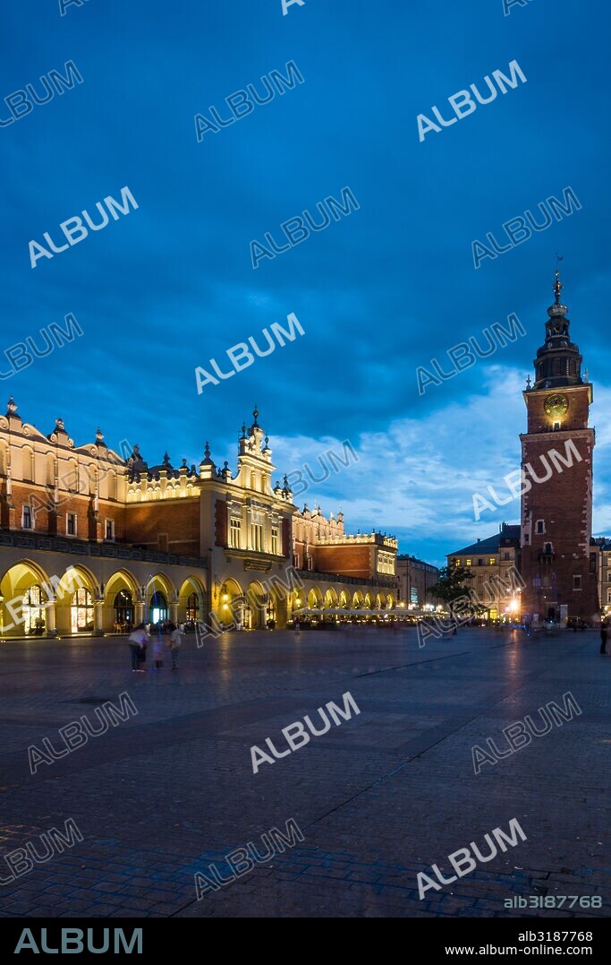 lonja de los Paños o Sukiennice edificio renacentista y basilica gotica de Santa Maria,  Rynek GÅ‚ówny , plaza del mercado, Cracovia , voivodato de Pequeña Polonia,Polonia,  eastern europe.