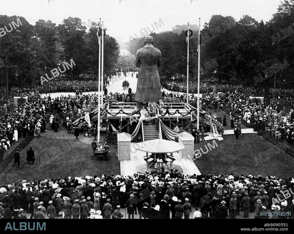 WW1: Colossal wooden statue of Hindenburg in Siegesalle, Berlin. Unveiled 4th Spet. 1915 and people invited to hammer nails into the statue on payment of 1 Mark, devoted to war charities.
