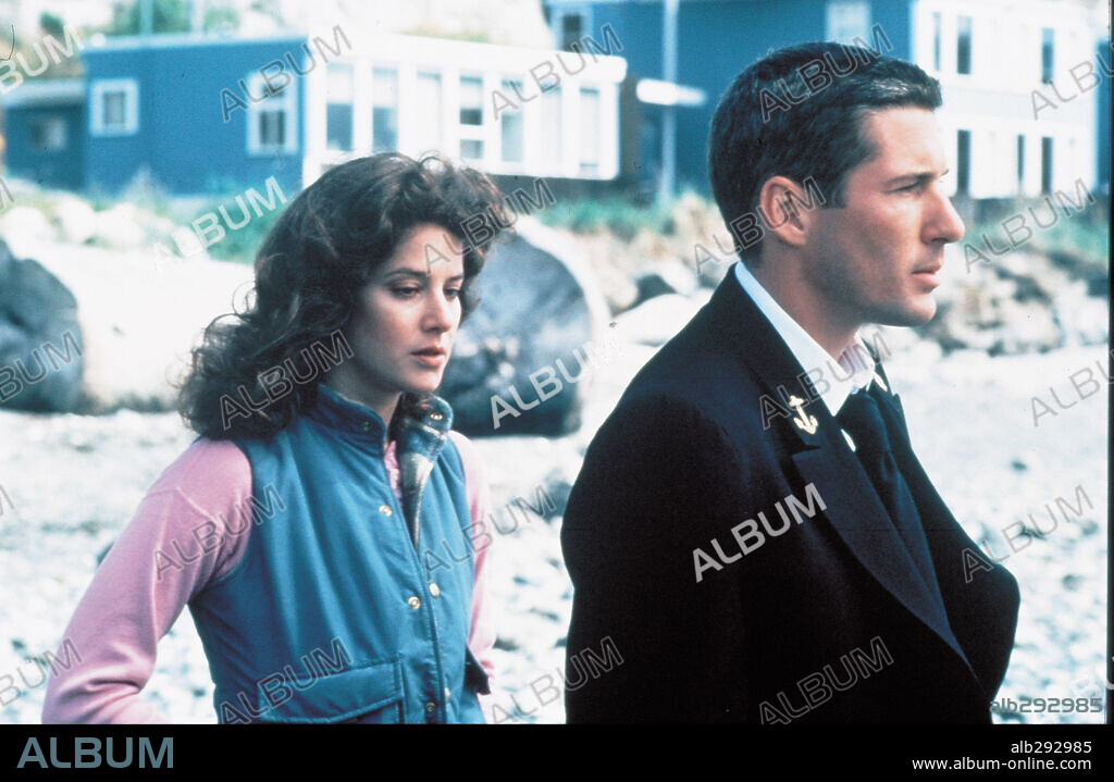 DEBRA WINGER and RICHARD GERE in AN OFFICER AND A GENTLEMAN, 1982, directed by TAYLOR HACKFORD. Copyright PARAMOUNT PICTURES.