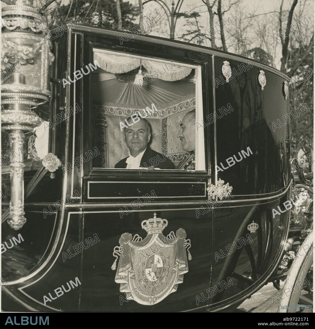 24 marzo 1955. Mr. john Davis Lodge, acompañado del Barón de las Torres, se trasladan al palacio de Oriente donde el primero presentó sus cartas credenciales al Jefe del Estado.
