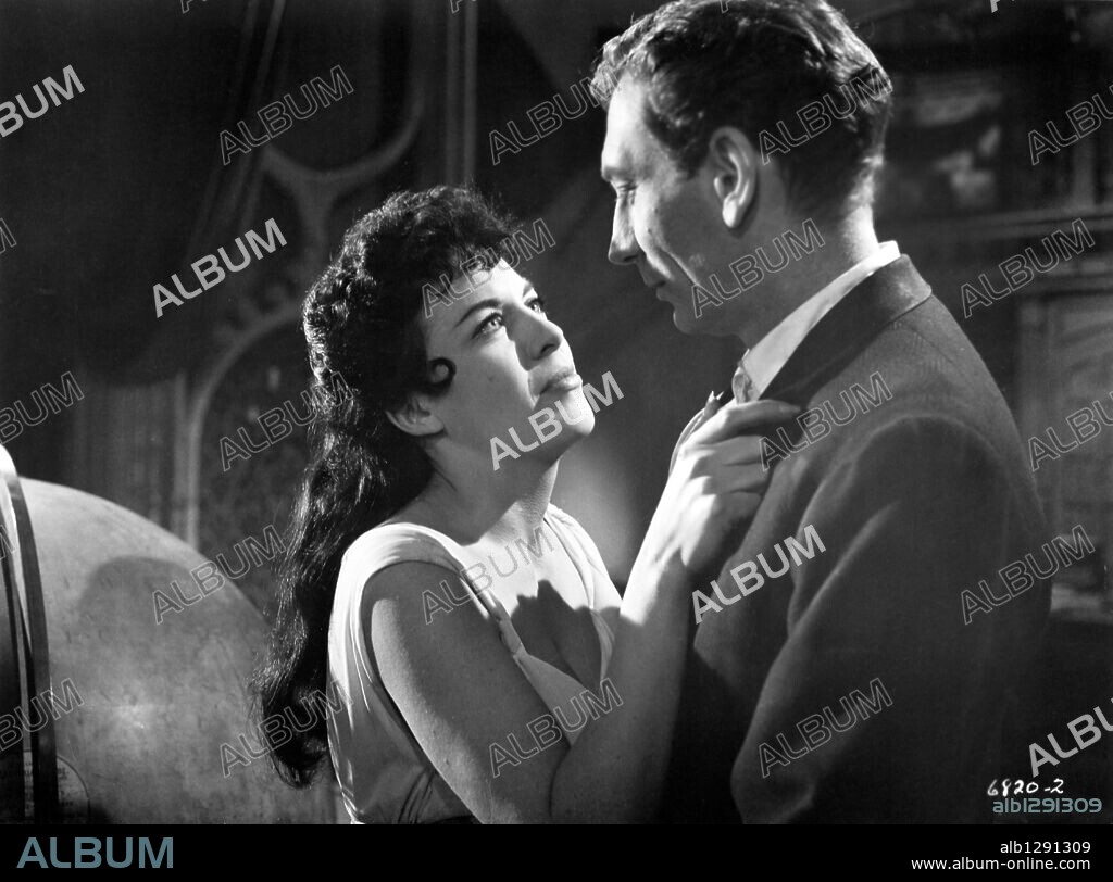 MELISSA STRIBLING y MICHAEL GOUGH en DRACULA, 1958, dirigida por TERENCE FISHER. Copyright HAMMER FILM PRODUCTIONS.