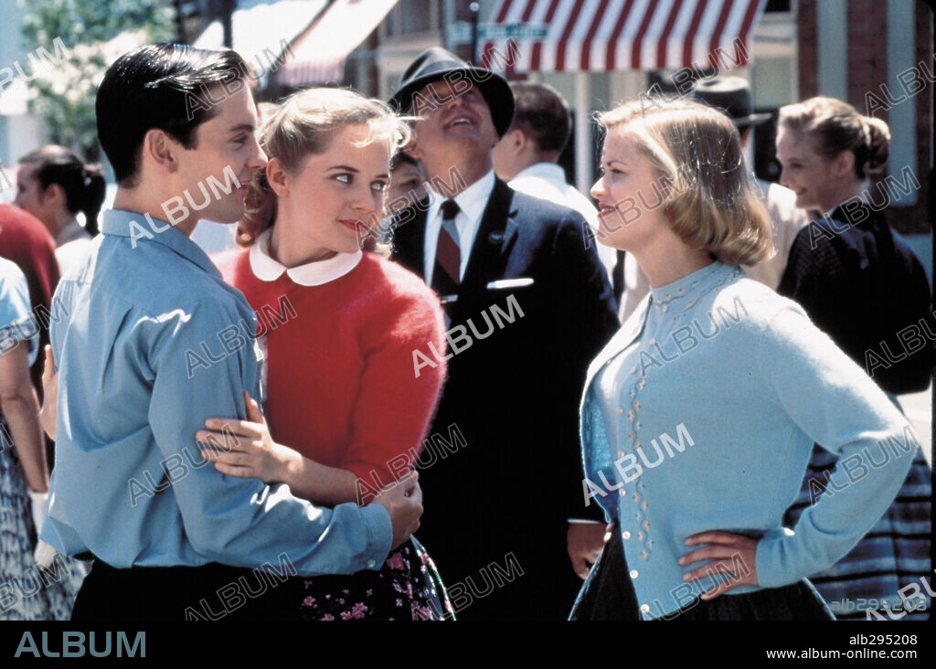 MARLEY SHELTON, REESE WITHERSPOON and TOBEY MAGUIRE in PLEASANTVILLE, 1998, directed by GARY ROSS. Copyright NEW LINE CINEMA.