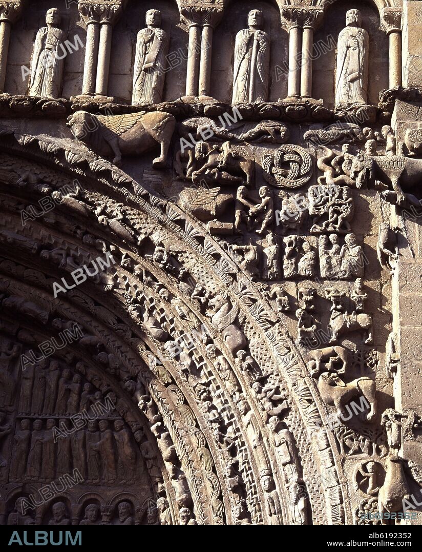 LEODEGARIUS (ESCULTOR SIGLO XII). DETALLE DE LA ENJUTA DE LA PORTADA DE LA IGLESIA DE SANTA MARIA LA REAL - SIGLO XII - FABULA ESPADA SIGFRIDO.