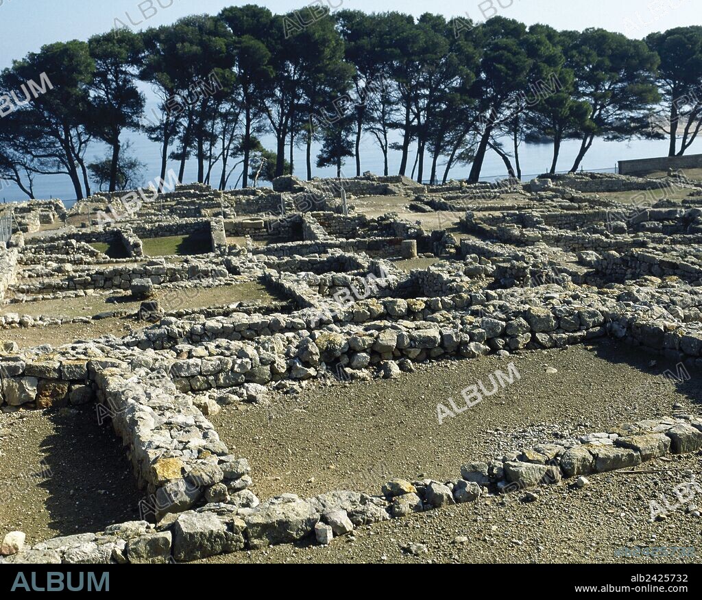 ARTE GRIEGO. ESPAÑA. Vista general de la NEAPOLIS GRIEGA, conocida con el nombre de EMPORION. Fué fundada en el 575 a. C. EMPURIES. Provincia de Girona. Comarca del Alt Empordà. Cataluña.