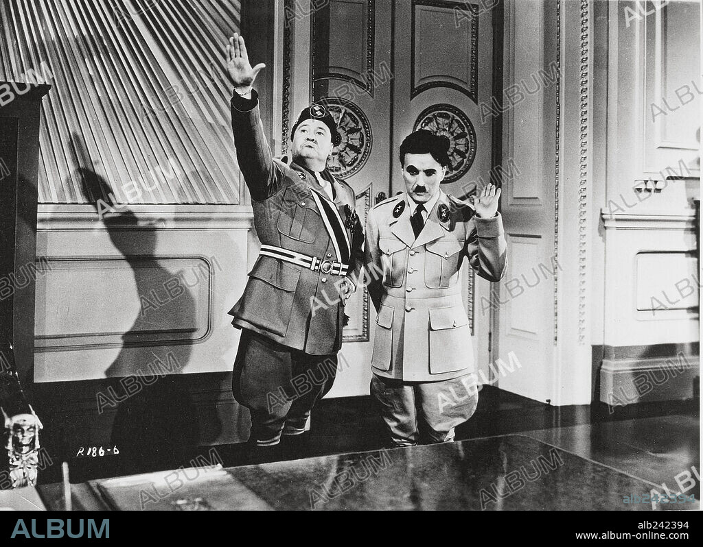 Adolf Hitler, Benito Mussolini, Chaplin und JACK OAKIE. CHARLIE CHAPLIN und JACK OAKIE in THE GREAT DICTATOR, 1940, unter der Regie von CHARLES CHAPLIN. Copyright UNITED ARTISTS.