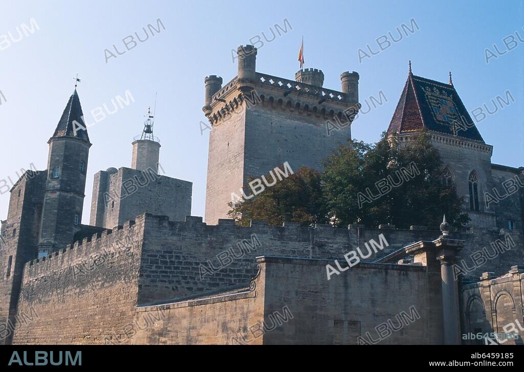 Uzes (Dép. Gard, Languedoc-Roussillon, Frankreich) Tour Bermonde (43 m hoher Bergrfied des herzoglichen Schloßes La Douché, 11-12. Jahrhundert, benannt nach seinem gleichnamigen Konstrukteur) /-Teilansicht des Tour Bermonde.-/ Foto, September 2010.